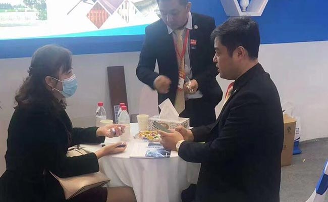 Old Customers Discuss with Marketing Manager